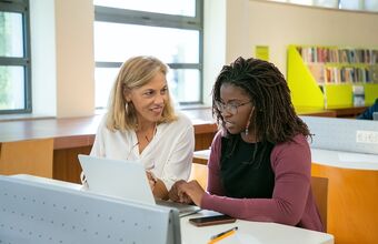 Zwei Frauen lernen mit Laptop