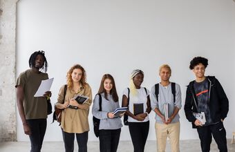 Sechs Studenten stehen lächelnd